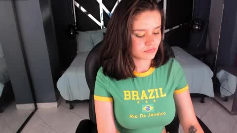 nini_solei online show from April 16, 9:39 pm