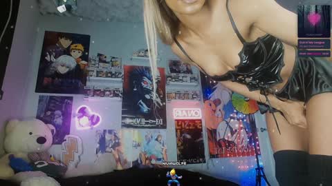 NIVIA WOLFE online show from December 9, 3:40 am