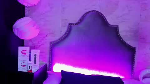 Zoe  online show from April 18, 4:15 am