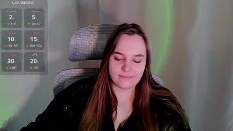 noir_ember_ online show from June 13, 8:56 am