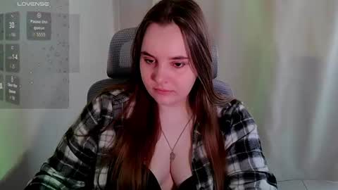 noir_ember_ online show from July 8, 8:49 am