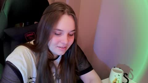 noir_ember_ online show from November 15, 1:34 pm