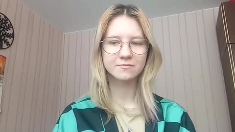 Sari  It is my first day  online show from February 6, 7:01 am