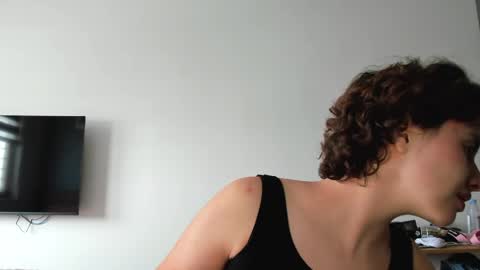 Evie online show from April 4, 6:23 am