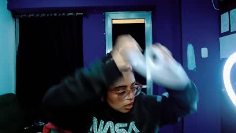 ohmysqueak online show from April 8, 11:23 am