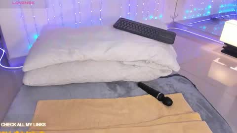 ohyesly_ online show from September 10, 1:44 pm