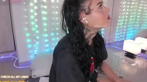 ohyesly_ online show from November 22, 10:40 am