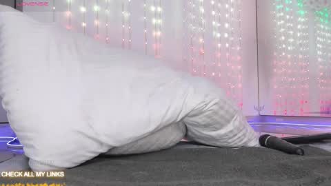 ohyesly_ online show from September 21, 11:20 am