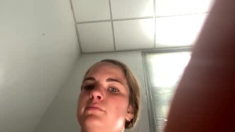 oliviaaraee online show from April 22, 9:01 pm