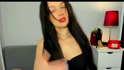 OliviaWomen online show from February 28, 6:35 am