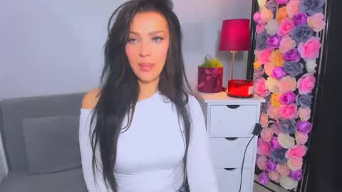 OliviaWomen online show from November 11, 9:28 am