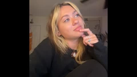 peachesncreampiezz online show from July 11, 3:17 am