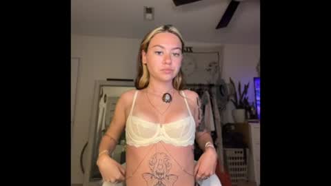 peachesncreampiezz online show from July 1, 3:17 am