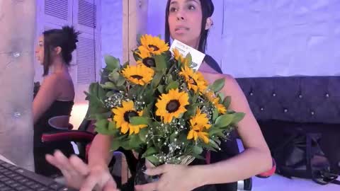 perla dl online show from February 11, 5:25 pm