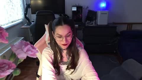 petal_dust_ online show from April 8, 2:41 pm