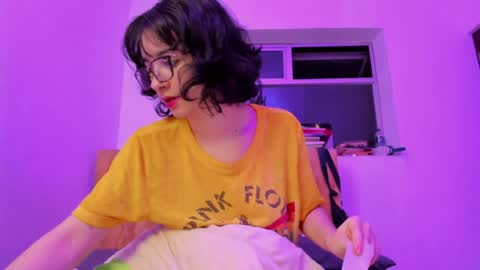 Lunna online show from December 19, 1:28 am