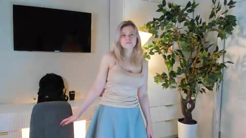 Snapshot of petrinahalyk chatting on October 14, 7:55 am Im Mira  whats your name online show from October 14, 7:55 am