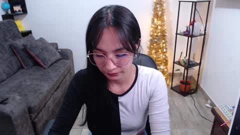 Snapshot of pia_horny chatting on December 11, 8:50 pm Pia  online show from December 11, 8:50 pm