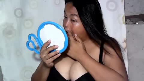 Snapshot of pinay_yummy28 chatting on January 11, 1:27 am pinay_yummy28 online show from January 11, 1:27 am