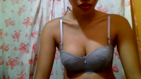 Snapshot of pinaybeauty_25 chatting on January 28, 10:56 pm im jane online show from January 28, 10:56 pm