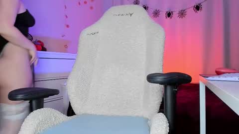 pink_hell online show from October 27, 6:24 pm