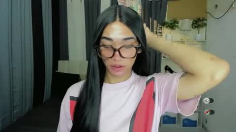 pixiedoll_ online show from February 23, 9:31 am