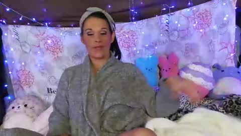 PixieLuxXx online show from April 18, 2:25 am