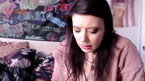 pleasantdinosaurus7537 online show from July 7, 11:51 pm