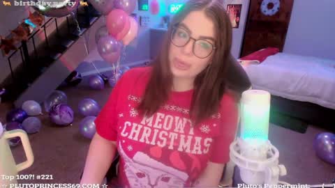 Snapshot of plutoprincess69 chatting on December 10, 5:28 am Pluto Princess online show from December 10, 5:28 am