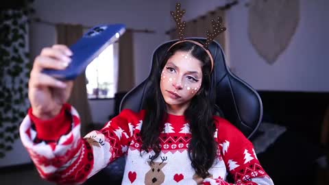 Snapshot of polvodeestrellas_ chatting on December 23, 6:16 pm  - Help me Reach 100 thumbs up  online show from December 23, 6:16 pm