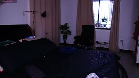 Snapshot of polvodeestrellas_ chatting on January 10, 8:37 pm  - Help me Reach 100 thumbs up  online show from January 10, 8:37 pm