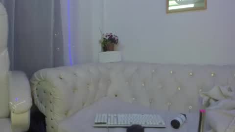 pretty online show from December 3, 11:45 am