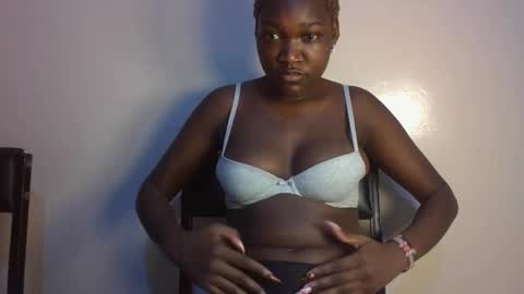 pretty_lucie online show from April 9, 12:21 pm