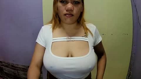 pretty_lyn08 online show from February 16, 5:35 pm