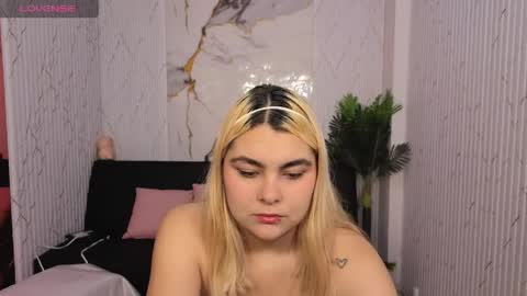 pretty_tay online show from April 16, 11:43 am