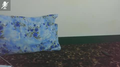 prettyjulliette online show from April 4, 6:40 pm