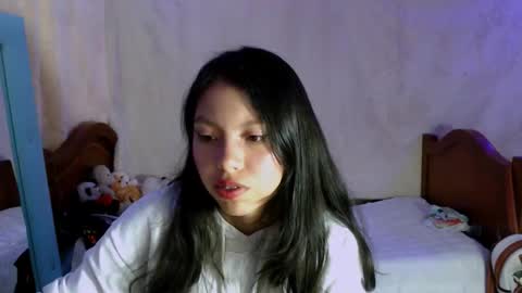  Elia  online show from December 5, 8:21 pm