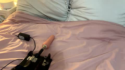 Queen curves online show from March 4, 3:33 am