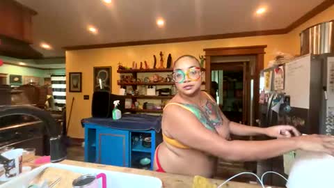 Queen Hilarity online show from March 24, 8:36 pm