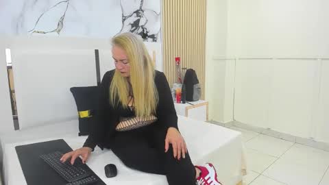 queenstarhyl online show from February 18, 1:59 am