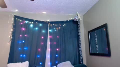    RAMONA Q   online show from January 15, 11:30 pm