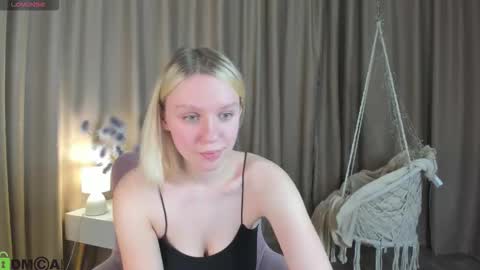 river_stoynee online show from October 17, 4:32 pm