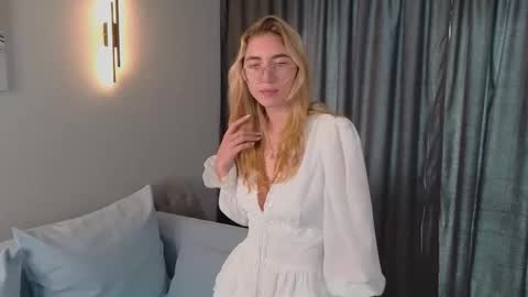 Snapshot of rosa_jones_ chatting on October 22, 11:59 am Emma online show from October 22, 11:59 am