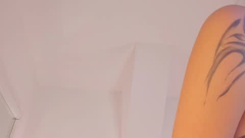 rosavelle_ online show from May 29, 2:15 pm