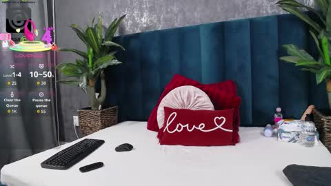 Roxie Anne online show from April 18, 7:07 pm