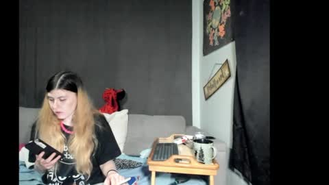 roxihazeleyes online show from April 10, 6:30 am