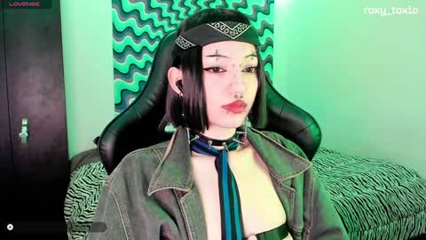 Snapshot of roxy_toxic chatting on December 13, 2:21 am Roxy Independient model Help me to reach 50 thumbs up online show from December 13, 2:21 am