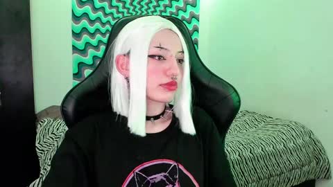 Snapshot of roxy_toxic chatting on December 17, 2:23 am Roxy Independient model Help me to reach 50 thumbs up online show from December 17, 2:23 am