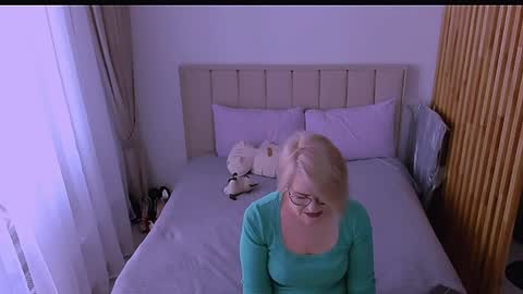 Sabrina MacMarren online show from April 2, 8:12 am