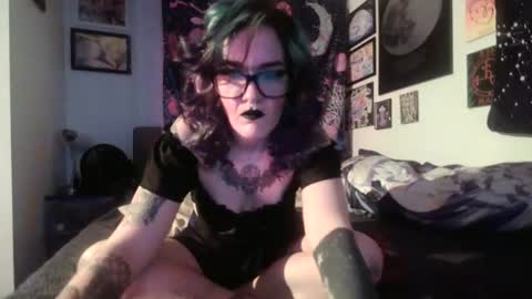 salemsslut online show from December 18, 1:12 pm